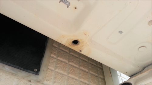 エアコンの室外機の下に空いている穴